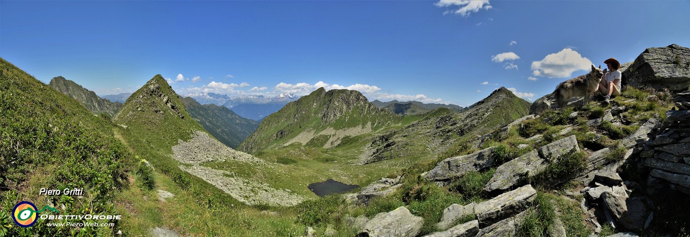 62 Vista panoramica dalla Bocchetta di Budria (2216 m) verso la Orobie Valtellinesi e le Alpi Retiche.jpg